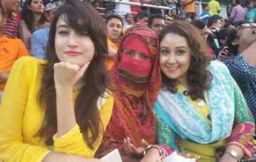 খেলা দেখতে মাঠে হ্যাপি