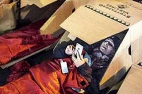 দারিদ্র্যের স্বাদ পেতে ফুটপাথে