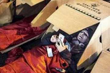 দারিদ্র্যের স্বাদ পেতে ফুটপাথে