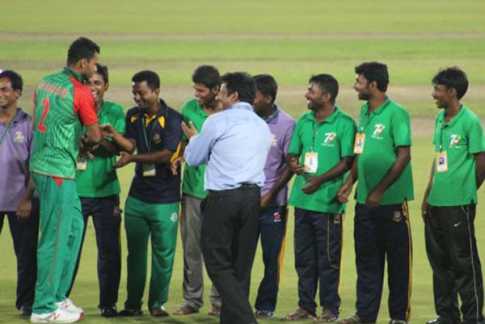 এখানেও সবার থেকে আলাদা মাশরাফি
