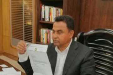 সিরিজ জয়ে কামালকে অভিনন্দনপত্র ও উপহার ডালমিয়ার