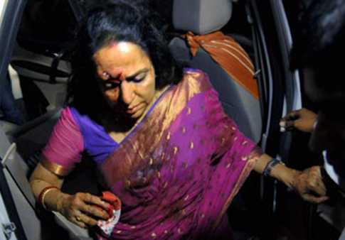 দুর্ঘটনার কবলে হেমামালিনী
