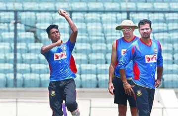 মুস্তাফিজ অনুশীলনে বোলিং করছেন 