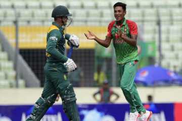 বোলিং তোপে কাঁপছে দক্ষিণ আফ্রিকা