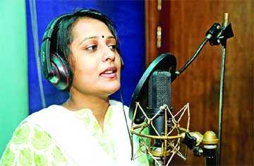 নাটকের জন্য গাইলেন অপি করিম 