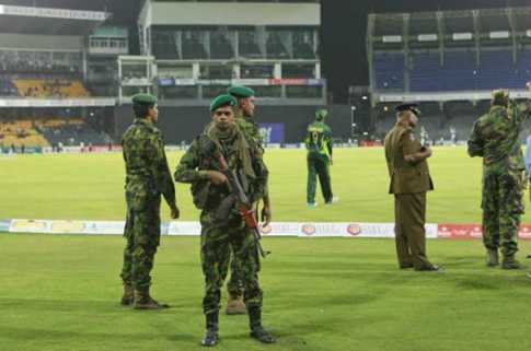 পাক ক্রিকেটারদের ওপর পাথর নিক্ষেপ