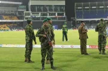 পাক ক্রিকেটারদের ওপর পাথর নিক্ষেপ