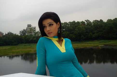 কান ধরে উঠবস করলেন মাহি (ভিডিও)