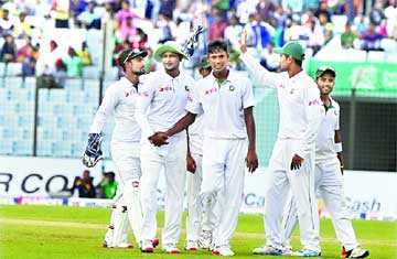 অভিষেকে আলো ছড়ালেন মুস্তাফিজ 