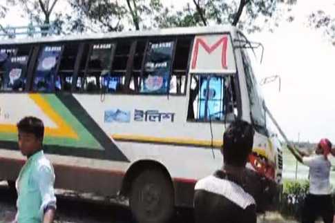 ঢাকা-মাওয়া মহাসড়কে ১০ বাস ভাঙচুর