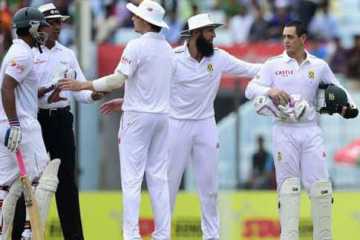 তামিমকে ধাক্কা দেওয়ায় ডি কককে জরিমানা