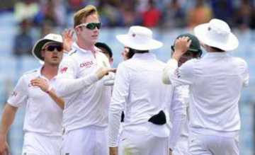 দিনের ষষ্ঠ ওভারেই আউট মুশফিক