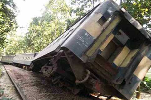 সিরাজগঞ্জে বগি লাইনচ্যুত, ঢাকার সঙ্গে ট্রেন যোগাযোগ বন্ধ