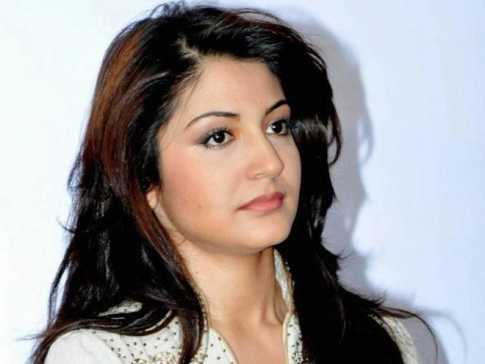 বাগদানের খবর অস্বীকার আনুশকার
