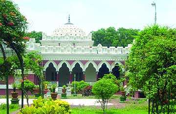ঐতিহ্য হারাচ্ছে নাটোরের দিঘাপতিয়া রাজবাড়ী 