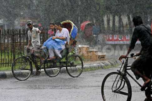 আজ থেকে বৃষ্টিপাত কমতে পারে