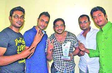 \\\'চাতক\\\' ব্যান্ডের পুরস্কার লাভ 