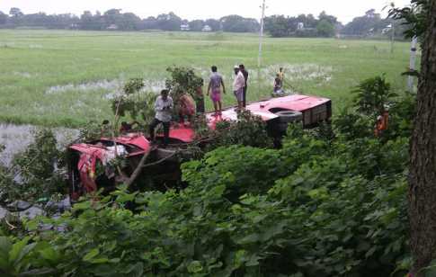 মুন্সীগঞ্জে যাত্রীবাহী বাস খাদে, নিহত ১