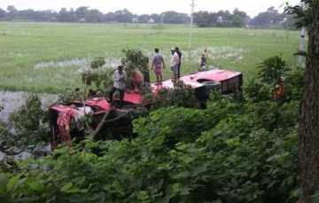 মুন্সীগঞ্জে যাত্রীবাহী বাস খাদে, নিহত ১