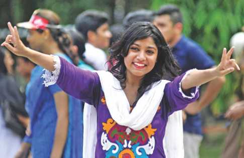 পাশের হারে ছাত্রীরা, জিপিএতে ছাত্ররা এগিয়ে
