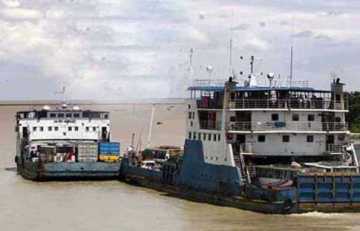 পদ্মায় তীব্র নাব্যতা সঙ্কট, ফেরি চলাচল ব্যাহত 