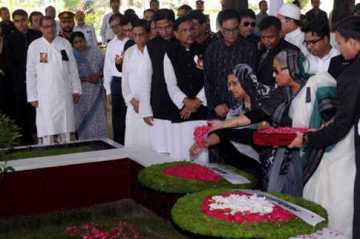১৫ আগস্টের শহীদদের কবরে প্রধানমন্ত্রীর শ্রদ্ধা