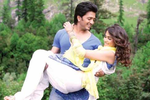 ব্যাংককে বিস্ফোরণে অল্পের জন্য রক্ষা পেলেন রিতেশ-জেনেলিয়া