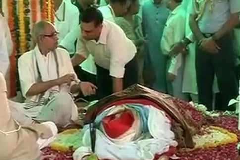 প্রণবপত্নীর শেষকৃত্য সম্পন্ন