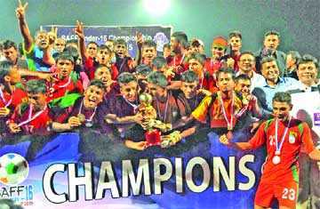 ফুটবলেও উড়ল বিজয় পতাকা 