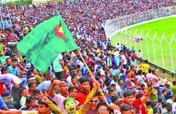 এ যেন জনসমুদ্র
