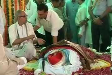 প্রণবপত্নীর শেষকৃত্য সম্পন্ন