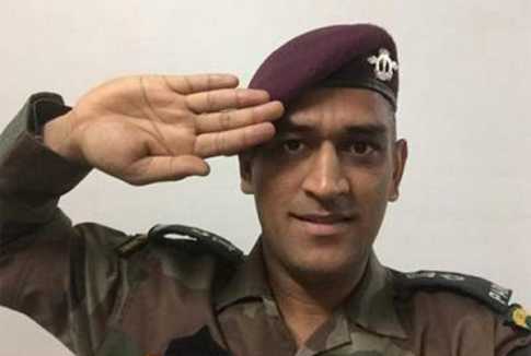 ১,২৫০ ফিট উচ্চতা থেকে ঝাঁপ দিলেন ধোনি 