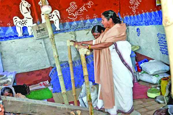 আলোচনা সমালোচনার মধ্যমণি
