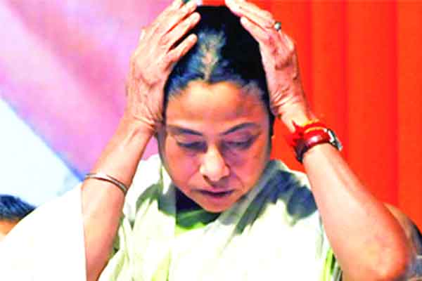 সারদা কেলেঙ্কারিতে বেকায়দায়
