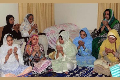 দু'হাত তুলে ছোট ভাইটির জন্য কাঁদলেন শেখ হাসিনা