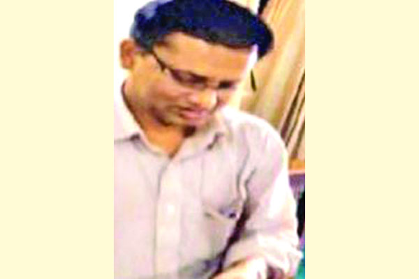 গুনে গুনে ঘুষ নেওয়া সেই কর্মকর্তা বরখাস্ত
