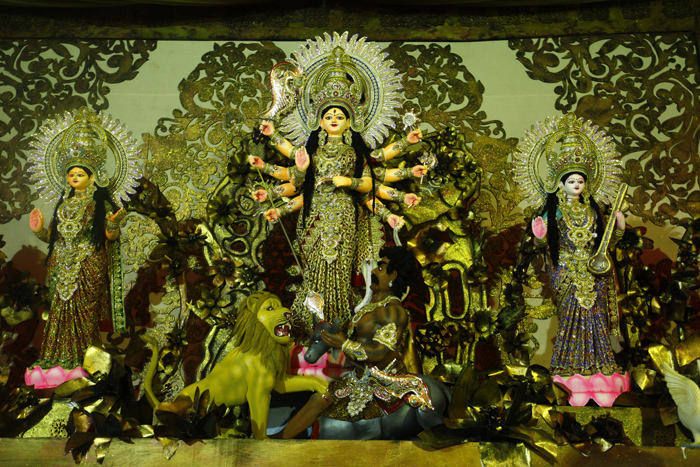 শাঁখের ধ্বনিতে মুখরিত বসুন্ধরার পূজামণ্ডপ
