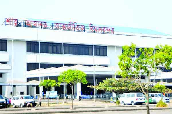 শাহ আমানতে ২৬ লাখ টাকার স্বর্ণ-সিগারেট জব্দ

