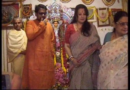 অষ্টমীর অঞ্জলি দিলেন মুনমুন সেন

