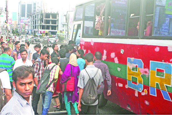 যাত্রীদের কাছ থেকে অতিরিক্ত ভাড়া আদায়