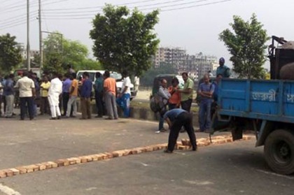 কালশী সড়কে স্পিডব্রেকার বসানোর কাজ শুরু 