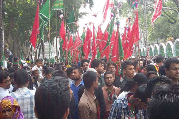 বোমা হামলার পর আতঙ্কের মধ্যে তাজিয়া মিছিল শুরু