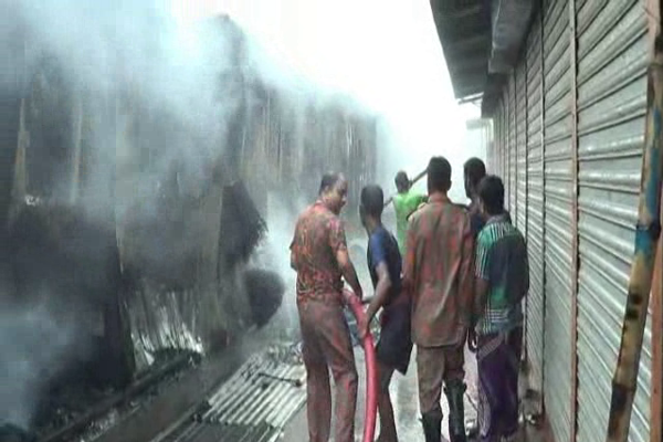 ভৈরবে আগুনে পুড়ে ১৩টি ব্যবসা প্রতিষ্ঠান ছাই
