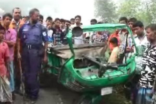 টাঙ্গাইলে ট্রাক-অটোরিকশা সংঘর্ষে নিহত ৪