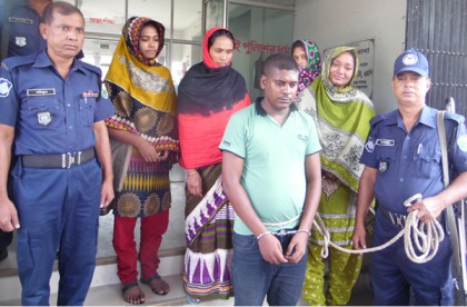 চাঁপাইনবাবগঞ্জে প্রতারক চক্রের চার নারী সদস্যসহ গ্রেফতার ৫