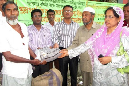 মোরেলগঞ্জে কৃষকদের মাঝে বিনামূল্যে সার বীজ বিতরণ
