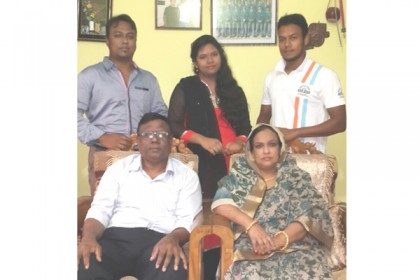 জাতীয় দলে ডাক পাওয়ায় আনন্দে মাতোয়ারা রাব্বির বাবা-মা
