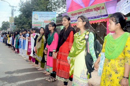 ৭টি সৃজনশীল প্রশ্ন বাতিলের দাবিতে দিনাজপুরে মানববন্ধন
