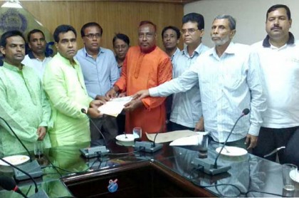 লক্ষ্মীপুরে পুলিশ ফাঁড়ি স্থাপনের দলিল হস্তান্তর
