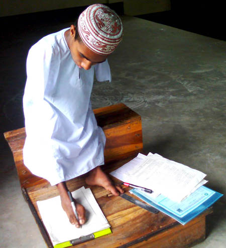 পা দিয়ে লিখে জেডিসি পরীক্ষা দিচ্ছে বেল্লাল